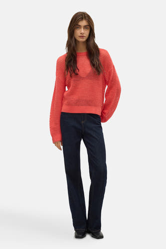Pull-over orange avec col rond de VERO MODA®, à longues manches, associé à des jeans bleus foncés et des chaussures noires.