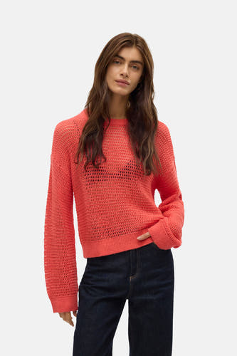 Chemise orange avec col rond de VERO MODA, en tissu côtelé ouvert, portée avec des jeans foncés.