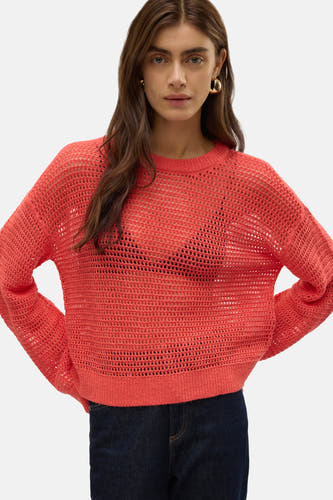 Chemise orange avec col rond de VERO MODA, texture fine et portée avec des jeans foncés.