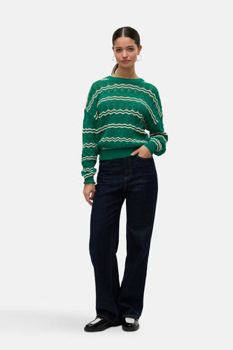 Groene trui met ronde hals van VERO MODA®, met decoratief golvend streepjespatroon en donkere jeans.
