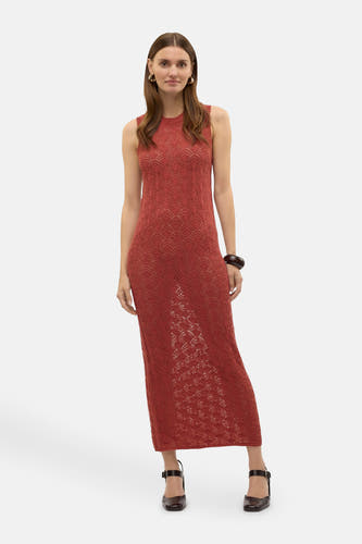 Robe sans manches brune de VERO MODA, avec une texture tricotée ouverte et une longue, mince coupe.