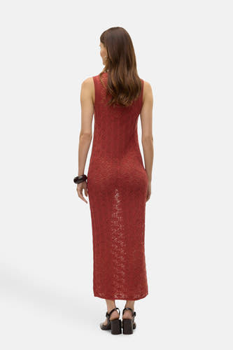 Jupe sans manches brune de VERO MODA, avec un motif ajouré et une longue jupe, vue de derrière.