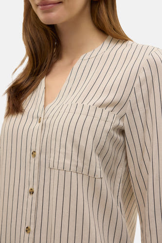 Chemise beige à longues manches de VERO MODA®, avec un motif rayé et une poche poitrine.