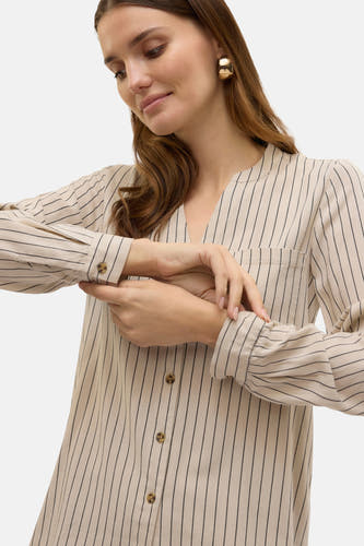 Chemise beige à longues manches de VERO MODA®, avec un fin motif rayé et des détails de boutons.