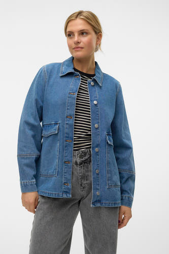 Jean de blauw denim VERO MODA®, avec des poches et porté sur une chemise rayée et un jean gris.