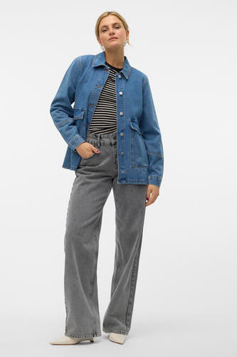 Jean de denim en bleu moyen, de VERO MODA®, avec des poches cousues et une fermeture à boutons, associé à un haut rayé et des jeans gris.
