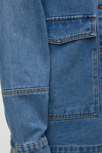 Jean de VERO MODA® en denim bleu moyen, avec détails de poche et boutons.