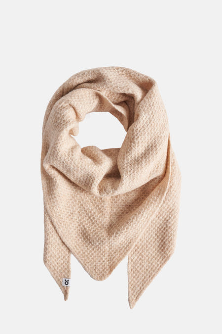 Écharpe d'hiver beige OP OPUS, avec une texture dou et des subt ploies.