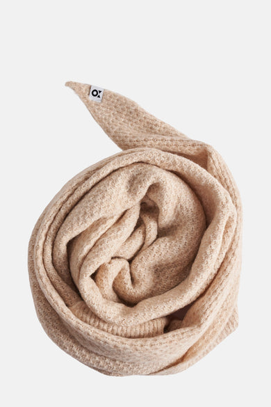 Beige wintersjaal van OPUS, opgerold met zichtbaar merklabel.