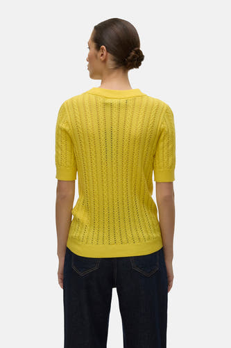 Sweat-shirt bleu avec col rond de VERO MODA, tricoté avec des détails ouverts, associé à un jean bleu marine.