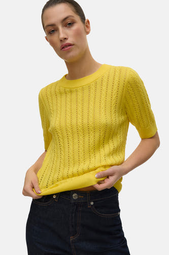 Sweat-shirt bleu avec col rond de VERO MODA, à motif tricoté ouvert et porté avec un jeans foncé.