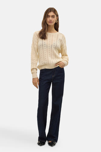 Couleur écru, t-shirt rond col de Vero Moda, avec un motif ajouré, associé à des jeans foncés et des chaussures noires.