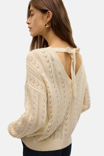 T-shirt écru avec col rond de VERO MODA, avec dos nu et détail en côtes, et motif ajouré.