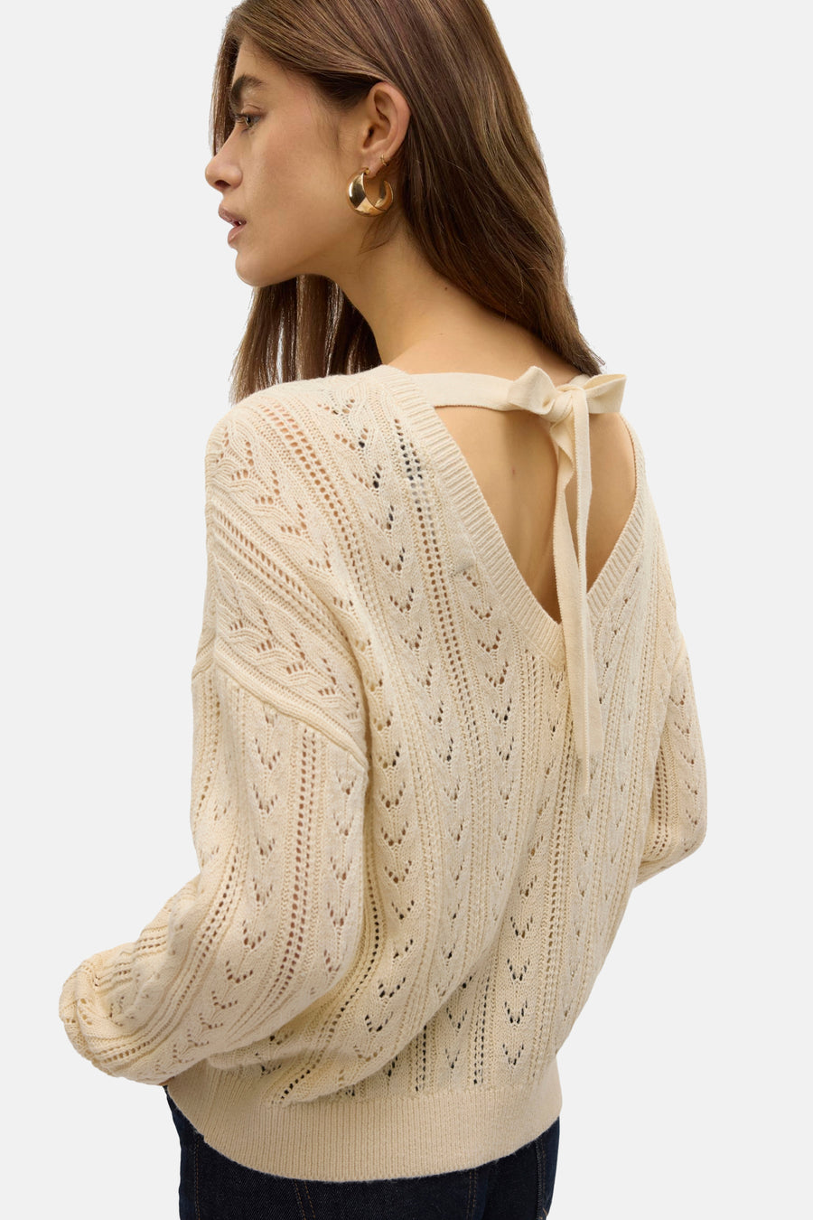 Ecru gebreide trui met open rug en strik.