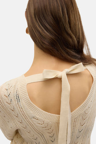 T-shirt écru avec col rond de VERO MODA, avec un dos ouvert et des détails en côtes.