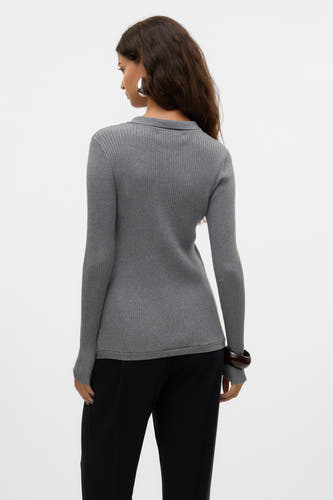 Grijze V-hals trui van VERO MODA®, met lange mouwen en gedragen met zwarte broek en zilveren oorringen, achterkant weergegeven.