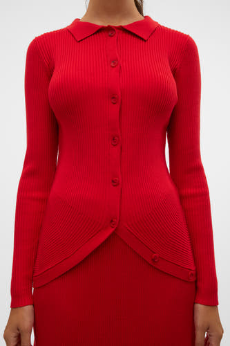Pull V encolleté rouge de VERO MODA® avec longues manches, fermeture à boutons et texture côtelée.