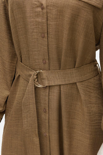 Robe brune à longues manches de VERO MODA, avec fermeture à boutons et ceinture avec boucle métallique.
