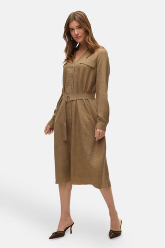 Robe brune à longues manches de VERO MODA®, avec une ceinture et un nœud.