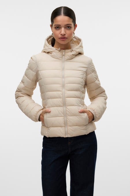 Mauve manteau court de Vero Moda avec capuchon et longues manches, porté avec des jeans foncés.