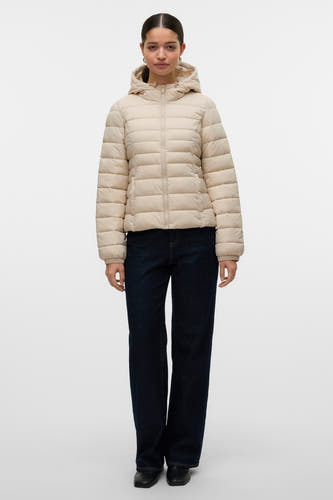 Manteau ecru court de VERO MODA, avec capuche, associé à un jeans bleu marine et des chaussures noires.