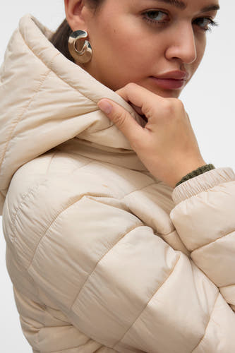 Mauve court manteau de VERO MODA, avec capuche et col montant, porté par un modèle avec des boucles d'oreilles couleur argent.