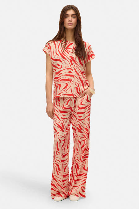 T-shirt rouge à manches courtes de VERO MODA, avec un motif abstrait ondulé de zèbre.