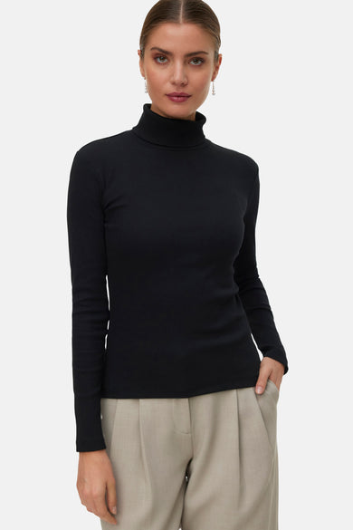 T-shirt noir à manches longues de VERO MODA, avec un effet côtelé, associé à un pantalon gris clair.