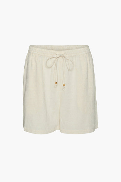 Shorts en coton couleur crème avec cordon de serrage et boutons en bois de VERO MODA®, dotés d'une ceinture élastique confortable, vue de face.