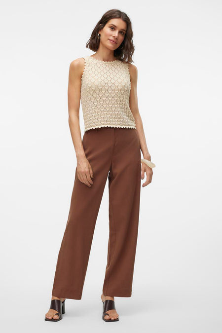 Pantalon marron de VERO MODA, combiné avec un haut en maille et des talons.
