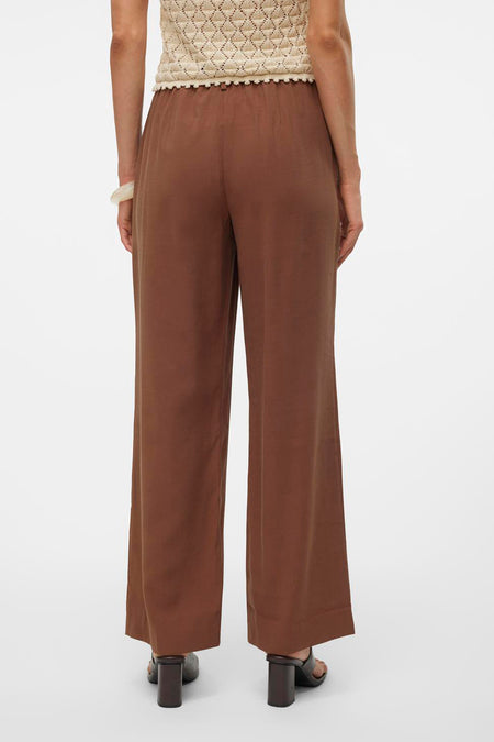 Pantalon marron de VERO MODA, à jambes larges et taille élastique, vu de dos.