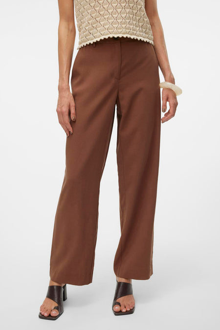 Pantalon marron de VERO MODA, à jambes larges et porté avec des chaussures ouvertes et un haut en maille.