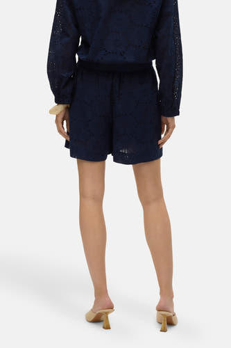 Shorts bleus de VERO MODA, avec broderie, associés à une top coordonnée et des sandales beige.