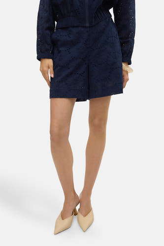 Short bleu de VERO MODA, avec broderie et associé à des sandales beige.