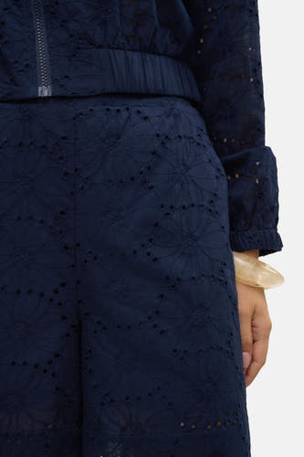 Short bleu de VERO MODA, avec un motif ajouré et une ceinture élastique.