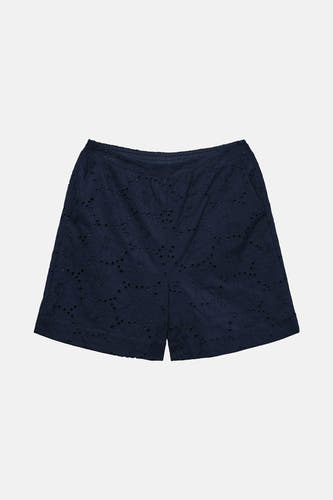 Short bleu de Vero Moda avec des détails brodés et une ceinture élastique.
