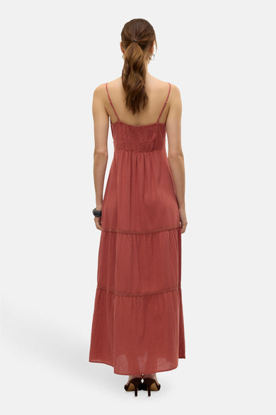 Jupe sans manches marron de VERO MODA®, avec une jupe superposée et des bretelles spaghetti, vue de derrière.