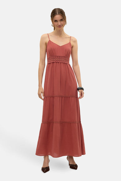Jupe sans manches brune de Vero Moda, avec des bretelles en spaghetti et une ceinture tricotée.