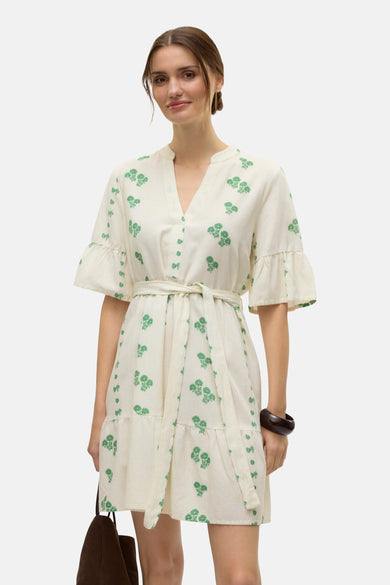 Robe beige à manches courtes de VERO MODA, avec un motif floral vert et une ceinture coordonnée.