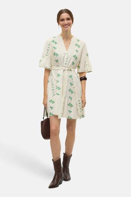 Manteau beige à manches courtes de VERO MODA, avec un motif floral vert et une ceinture.