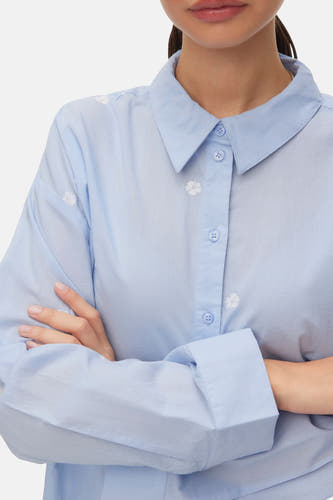 Chemise bleue à manches longues de VERO MODA, avec de subtils détails floraux et un col classique.