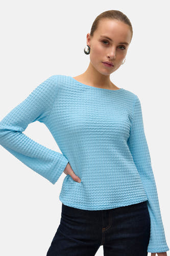 T-shirt bleu à manches longues de VERO MODA®, avec une texture ondulée, associé à un jean foncé.
