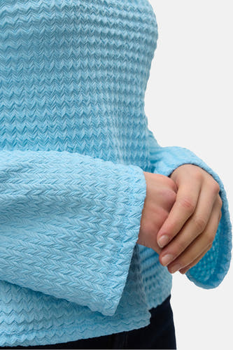 T-shirt bleu à manches longues de VERO MODA, avec un motif zigzag tissé et des mains croisées.