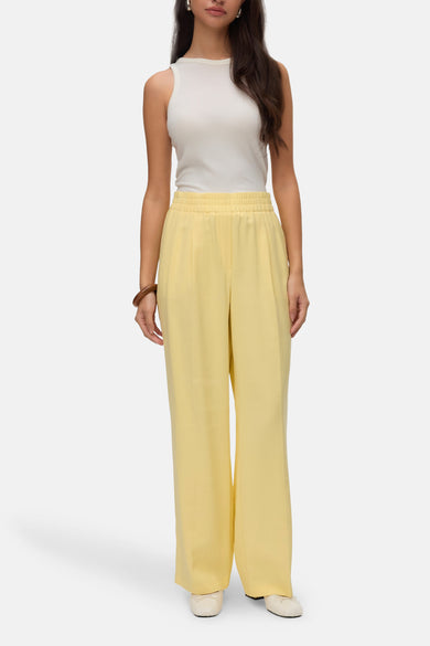 Jean bleu de VERO MODA®, associé à une chemise blanche et des chaussures beige.