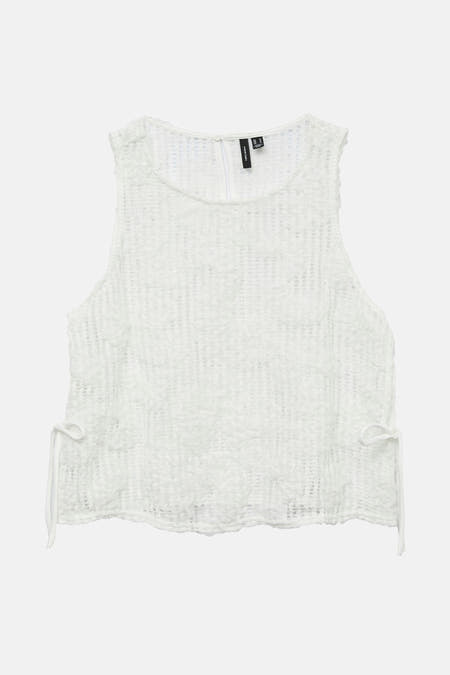 Blouse blanche de VERO MODA, avec imprimé floral, texture et détails de côtes sur les côtés.