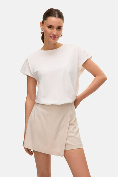 T-shirt blanc à manches courtes de VERO MODA®, fini avec des détails de bordure sur les manches.