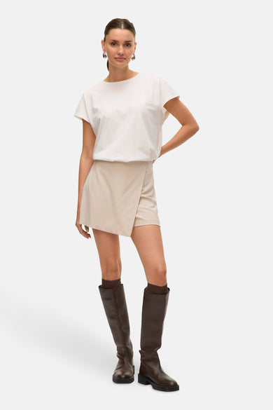 Witte T-shirt met korte mouwen van VERO MODA®, afgewerkt met kanten details op de mouwen.