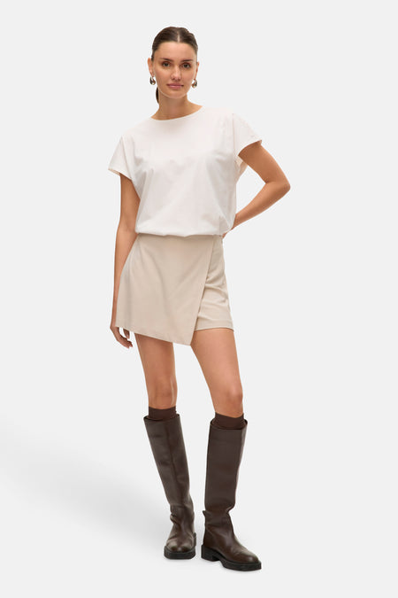 Witte T-shirt met korte mouwen van VERO MODA®, afgewerkt met kanten details op de mouwen.