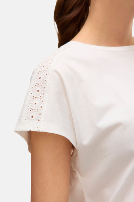 T-shirt blanc à manches courtes de VERO MODA, avec des détails sur les bords aux épaules.