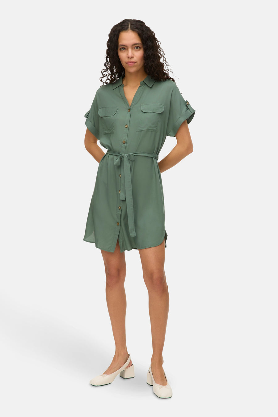 Groene jurk met korte mouwen van VERO MODA, met een knoopsluiting en een riem in de taille.